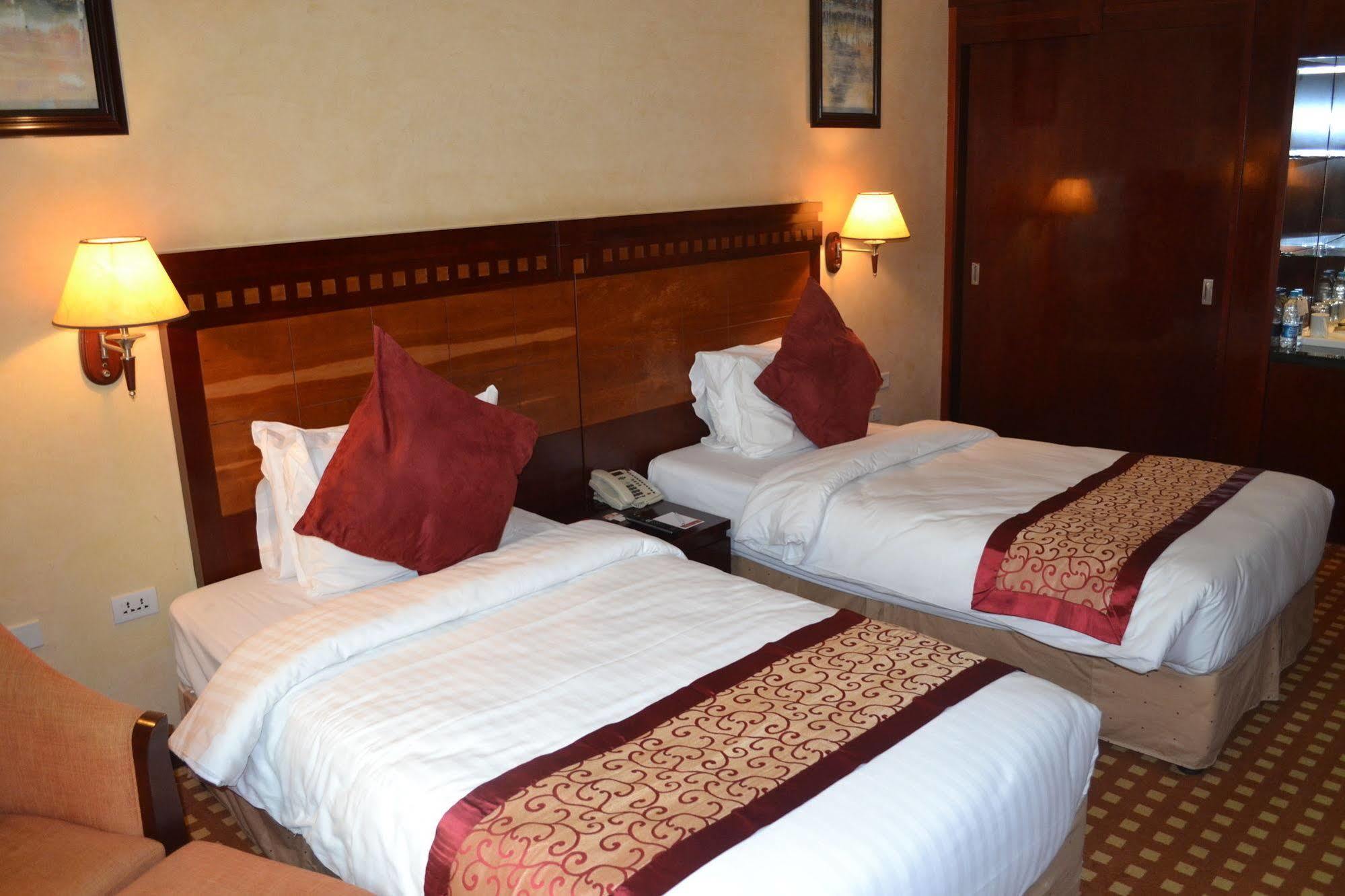 Ramada Riyadh Hotel Екстер'єр фото